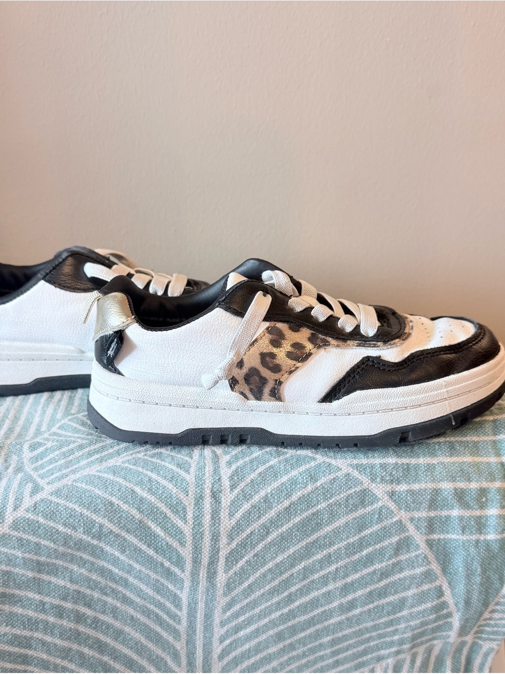 Girls White & Black Leopard Accent Sneakers - Size 13